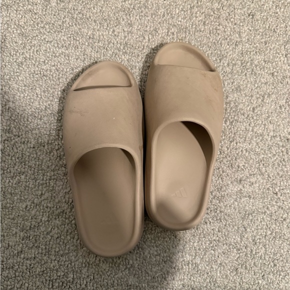 Adidas Beige Yeezy Slides - Picture 1 of 2